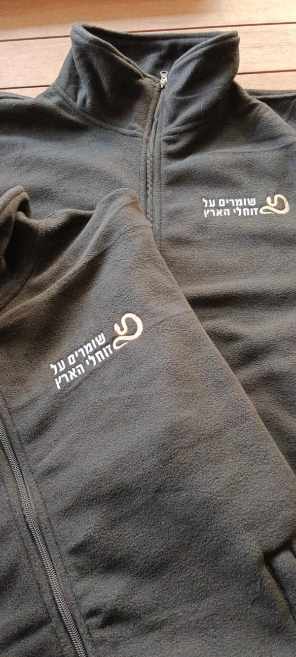 ⁦מעיל פליז שחור עם לוגו רקום⁩ – תמונה ⁦2⁩