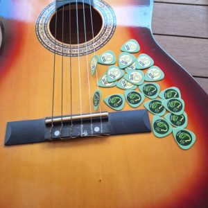 guitar pick מפרת עזר לגיטרה
