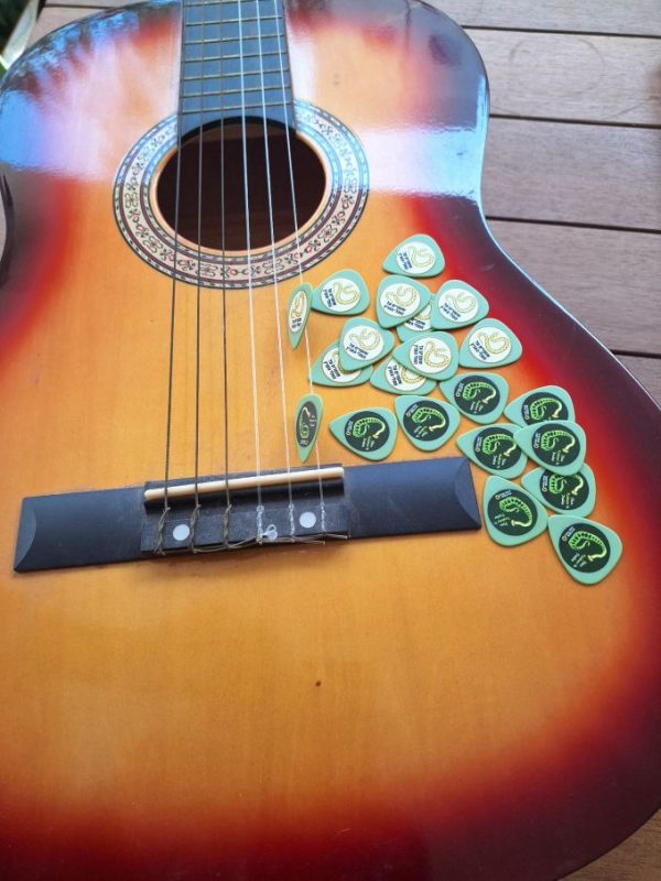 guitar pick מפרת עזר לגיטרה